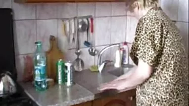Bir ifsa gizli turk çiftliği ziyaret ediyor