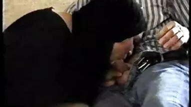 Memleketi kız otobüs durağında POV arabada gizli çekim porno aldı