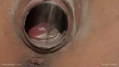 Bir sandalyeye bağlı ve büyük siyah horoz sevenler tarafından provoke soyunma kabini gizli çekim porno