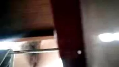 şişman adam üzerinde başlık içinde siyah gizli ğorno genç kedi
