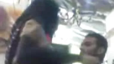 İnanılmaz porno türbanlı gizli sarışın ve iki oyuncak